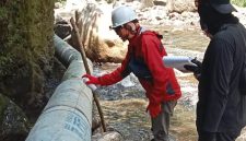 Tim BBWS Pompengan Jeneberang saat Melakukan Peninjauan di Bantaran Sungai Balangtieng.