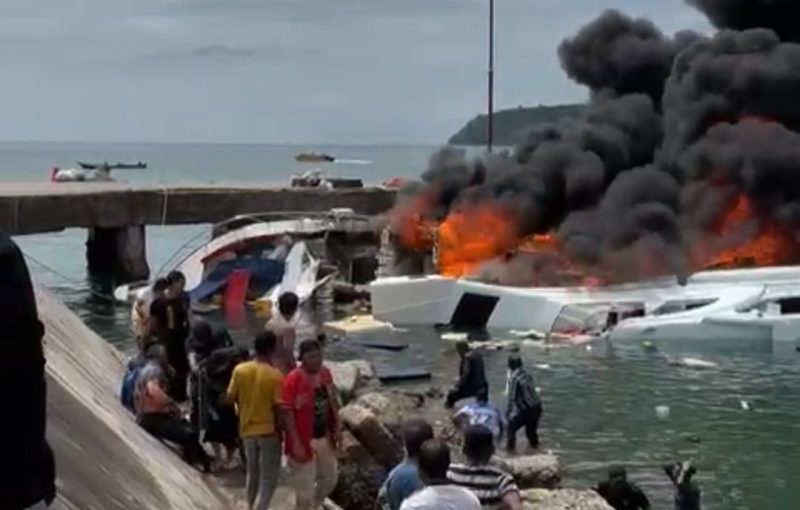 Speedbkat melwdak di pelabuhan regional Bobong Maluku Utara