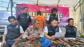 Kasat Reskrim Sinjai, IPTU Andi Rahmatullah Saat Menggelar Jumpa Pers di Halaman Polres Sinjai. (Foto: Asrianto)