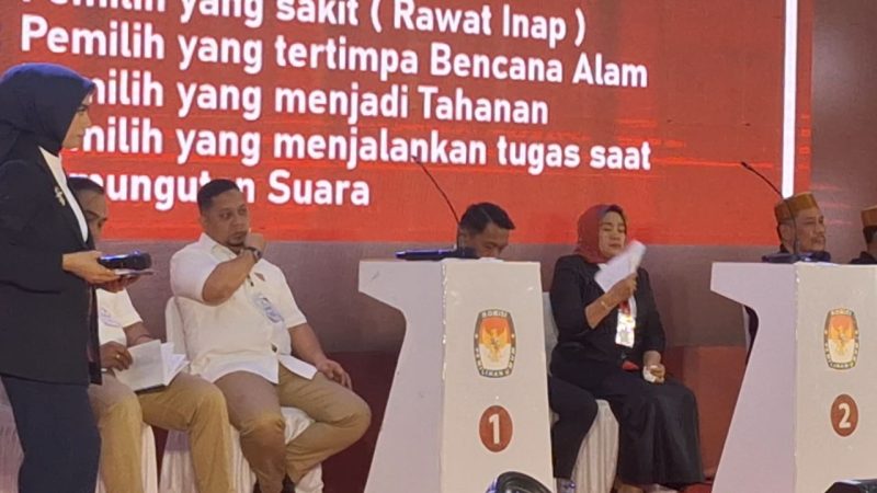 Paslon wakil Bupati nomor 1 dan 2 tampak kepanasan di atas podium. (Foto: beritasulsel.com)