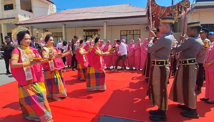 Kapolda Sulsel bersama Ibu Ketua Bhayangkari Sulsel saat disambut tari Padduppa di Polres Sidrap, (foto: Beritasulsel.com)