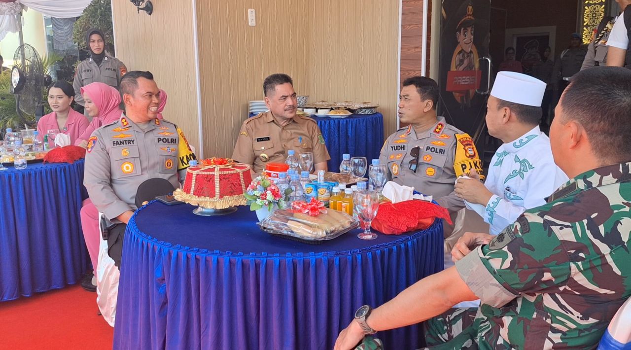 Kapolda Sulsel berbincang bersama Pj Bupati Sidrap, Kapolres Sidrap, Ustadz Das'ad Latif, Dandim 1420 Sidrap. (Foto: Beritasulsel.com)