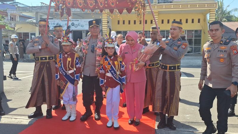 Kapolda Sulsel dan Ibu Ketua Bhayangkari Sulsel bersama dua orang Polisi Cilik usai pengalungan bunga. (Foto: beritasulsel.com)