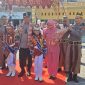 Kapolda Sulsel dan Ibu Ketua Bhayangkari Sulsel bersama dua orang Polisi Cilik usai pengalungan bunga. (Foto: beritasulsel.com)