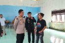 Kapolres Bulukumba, AKBP. Andi Erma Suryono (kiri), bersama Sulaiman (kanan) Ketua PPK Bontotiro. (Foto: Humas Polres Bulukumba)*