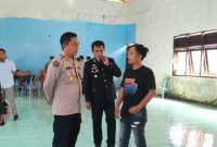 Kapolres Bulukumba, AKBP. Andi Erma Suryono (kiri), bersama Sulaiman (kanan) Ketua PPK Bontotiro. (Foto: Humas Polres Bulukumba)*