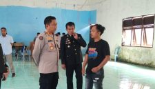 Kapolres Bulukumba, AKBP. Andi Erma Suryono (kiri), bersama Sulaiman (kanan) Ketua PPK Bontotiro. (Foto: Humas Polres Bulukumba)*