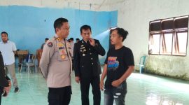 Kapolres Bulukumba, AKBP. Andi Erma Suryono (kiri), bersama Sulaiman (kanan) Ketua PPK Bontotiro. (Foto: Humas Polres Bulukumba)*