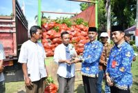 PJ. Bupati Sinjai, Andi Jefrianto Asapa saat menyerahkan Bantuan Bibit Cengkeh ke Petani.