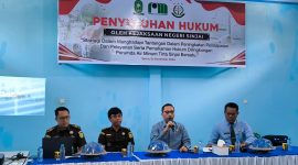 Kajari Sinjai, Dr. Zulkarnaen saat Memberikan Materi Tentang Pemahaman Hukum di Lingkungan PDAM Sinjai.