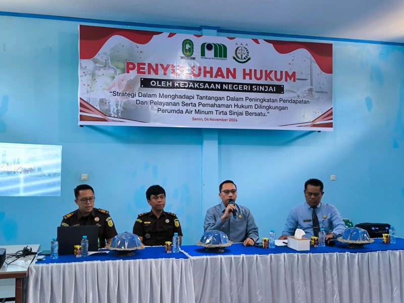 Kajari Sinjai, Dr. Zulkarnaen saat Memberikan Materi Tentang Pemahaman Hukum di Lingkungan PDAM Sinjai.