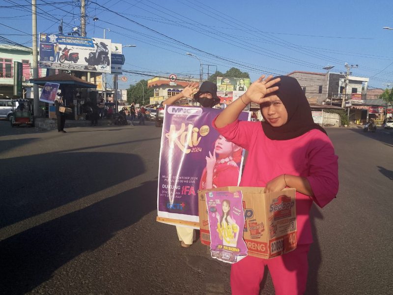 Ifa Lovers galang donasi di perempatan teko, Kecamatan Ujung Bulu, Kabupaten Bulukumba. [FOTO: HW/Beritasulsel.com]