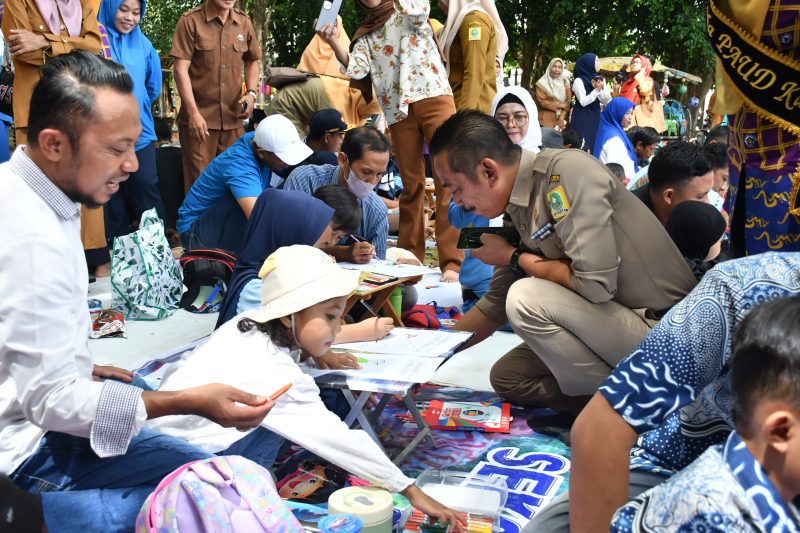 PJ Bupati Sinjai, Andi Jefrianto Asapa saat 
Menghadiri Festival Sehari Bersama Ayah” yang Digelar Pokja Bunda PAUD di Lapangan Nasional Sinjai Utara.