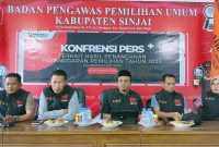 Bawaslu Sinjai saat Menggelar Jumpa Pers Terkait Hasil Penanganan Pelanggaran Pilkada 2024. (Foto: Asrianto/Beritasulsel)