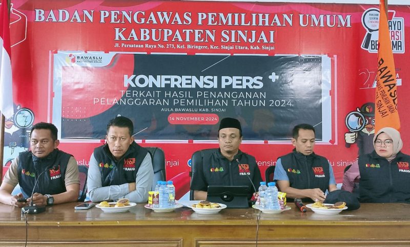 Bawaslu Sinjai saat Menggelar Jumpa Pers Terkait Hasil Penanganan Pelanggaran Pilkada 2024. (Foto: Asrianto/Beritasulsel)