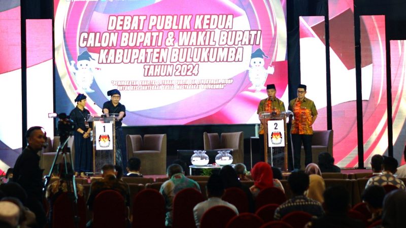 Pasangan calon nomor urut 1, Jamaludin M Syamsir-Tomy Satria Yulianto (kiri) dengan Pasangan calon nomor urut 2, Andi Muchtar Ali Yusuf-Andi Edy Manaf (kanan) saat debat di Room Hotel Gammara kota Makassar. (Foto: Arjun/Dok.Pribadi)