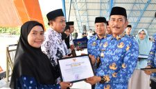 Pj Bupati Sinjai, Andi Jefrianto Asapa juga saat menyerahkan Piagam Google For Education kandidat sekolah rujukan Google.