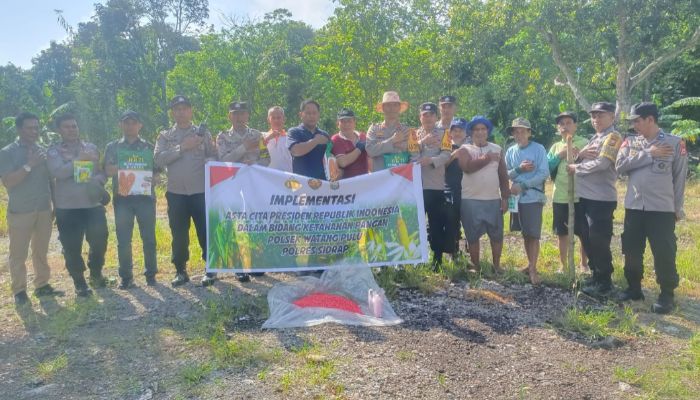 Personel Polsek Watang Pulu bersama penyuluh pertanian dan warga kelompok tani 