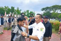 PJ. Bupati Sinjai, Andi Jefrianto Asapa Saat Mengenakan Baju Pengawasan kepada Pengawas Pilkada. (Foto/Asrianto)