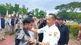 PJ. Bupati Sinjai, Andi Jefrianto Asapa Saat Mengenakan Baju Pengawasan kepada Pengawas Pilkada. (Foto/Asrianto)