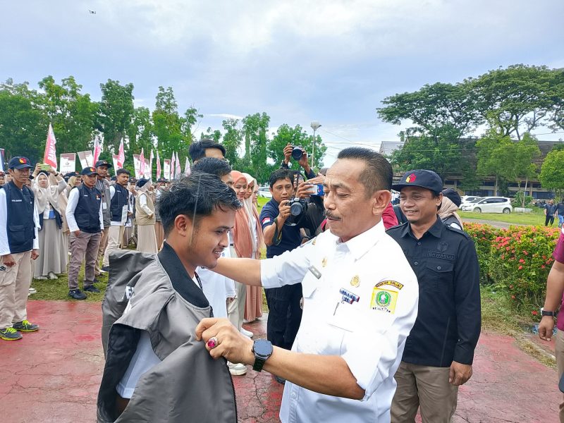 PJ. Bupati Sinjai, Andi Jefrianto Asapa Saat Mengenakan Baju Pengawasan kepada Pengawas Pilkada. (Foto/Asrianto)