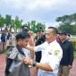 PJ. Bupati Sinjai, Andi Jefrianto Asapa Saat Mengenakan Baju Pengawasan kepada Pengawas Pilkada. (Foto/Asrianto)