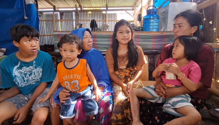 Nur Fadillah bersama ibu, nenek dan adik adiknya. (Foto: Beritasulsel.com)