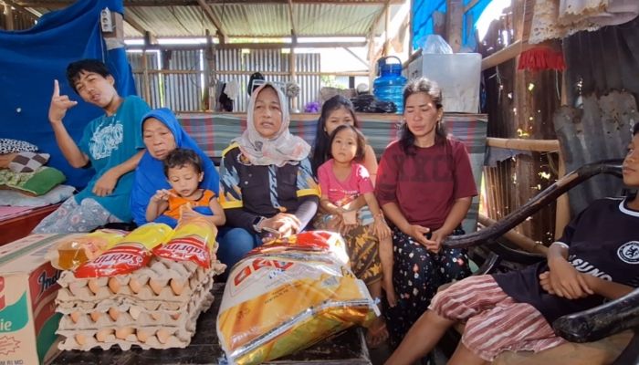  Ketua GMBI Sidrap, Hj. Arty Muhammadiyah kunjungi dan beri bantuan 5 bocah tinggal di gubuk reot bekas kandang ayam. (Foto: beritasulsel.com)