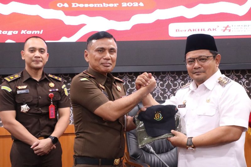 Pj Bupati Bantaeng, DR. Andi Abubakar, S.Ip, M.Si., Kajari Bantaeng, Satria Abdi, SH, MH., KaSi Tindak Pidana Khusus Kejaksaan Negeri Bantaeng, DR. Andri Zulfikar, SH, MH. (Hakordia 2024).