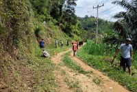 Puluhan Warga Desa Tonrong Saat Melakukan Kerja Bakti untuk Memperbaiki Jalannya yang Masih Beralas Tanah Tanpa Ada Perhatian dari Pemerintah.