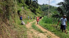 Puluhan Warga Desa Tonrong Saat Melakukan Kerja Bakti untuk Memperbaiki Jalannya yang Masih Beralas Tanah Tanpa Ada Perhatian dari Pemerintah.