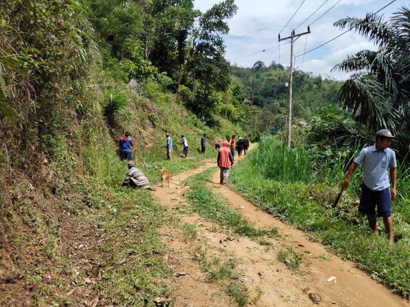 Puluhan Warga Desa Tonrong Saat Melakukan Kerja Bakti untuk Memperbaiki Jalannya yang Masih Beralas Tanah Tanpa Ada Perhatian dari Pemerintah.