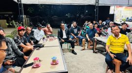 Cawabup Sinjai Terpilih, Andi Mahyanto Masda Nobar Timnas Garuda Vs Myanmar di Laga AFF Bersama Warga. (Foto: Asrianto).