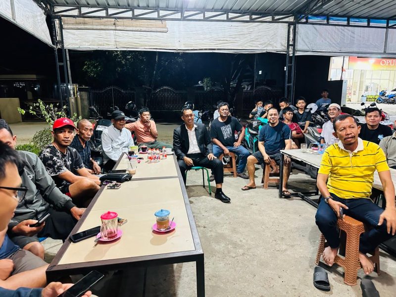 Cawabup Sinjai Terpilih, Andi Mahyanto Masda Nobar Timnas Garuda Vs Myanmar di Laga AFF Bersama Warga. (Foto: Asrianto).