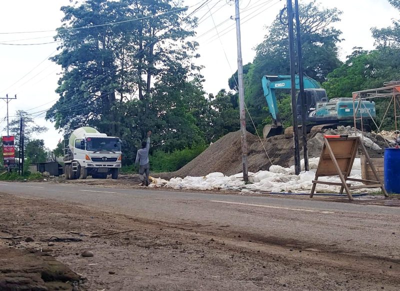 Aktivitas pengelolaan Readymix di Kasuara Kabupaten Bulukumba, Sulsel dikeluhkan pengendara. [FOTO: HW/Beritasulsel.com]