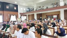 Suasana Ratusan Tenaga Non ASN Sinjai saat Audiens Bersama Penjabat Bupati terkait Nasibnya yang hilang dalam database BKN. (Foto: Asrianto)