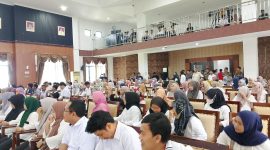 Suasana Ratusan Tenaga Non ASN Sinjai saat Audiens Bersama Penjabat Bupati terkait Nasibnya yang hilang dalam database BKN. (Foto: Asrianto)