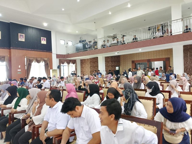 Suasana Ratusan Tenaga Non ASN Sinjai saat Audiens Bersama Penjabat Bupati terkait Nasibnya yang hilang dalam database BKN. (Foto: Asrianto)