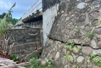 Kondisi Pondasi Jembatan Retak yang Terletak di Desa Bua, Kecamatan Tellulimpoe, Kabupaten Sinjai. (Foto: Lukman Mallongi)