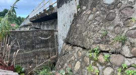 Kondisi Pondasi Jembatan Retak yang Terletak di Desa Bua, Kecamatan Tellulimpoe, Kabupaten Sinjai. (Foto: Lukman Mallongi)