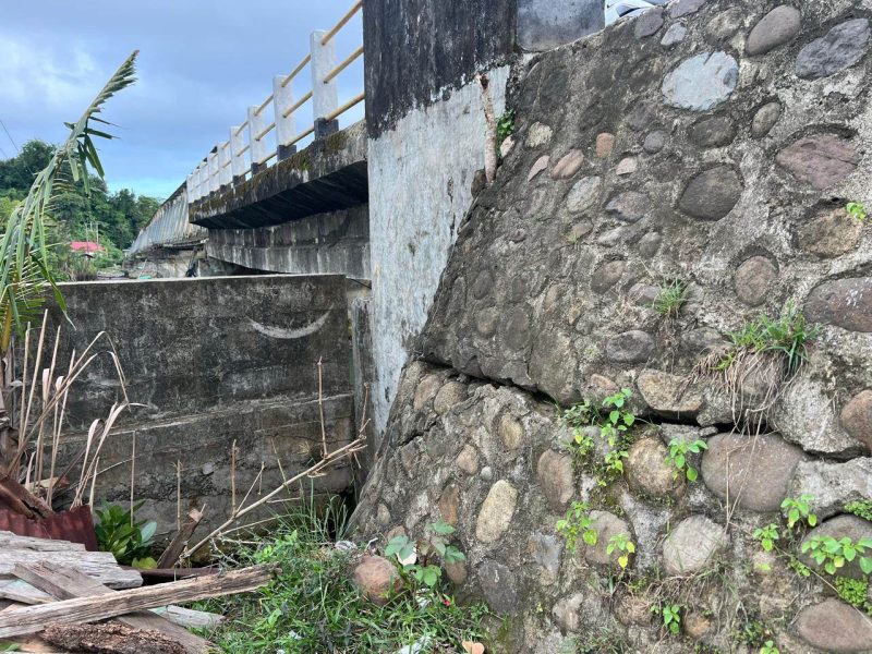 Kondisi Pondasi Jembatan Retak yang Terletak di Desa Bua, Kecamatan Tellulimpoe, Kabupaten Sinjai. (Foto: Lukman Mallongi)