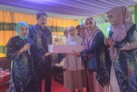 Momen Anniversary 40 tahun pernikahan Prof. Dr. Ir. Wahyuddin Latunreng, MM, MBA dengan Andi Ernie Haswiaty, putri dari H. Andi Parojai dengan Andi Mahyang binti Petta Lolo Jenrung bin Petta Bau Tumba bin La Oddang Pero, Arung Matoa Wajo ke-44.