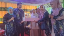 Momen Anniversary 40 tahun pernikahan Prof. Dr. Ir. Wahyuddin Latunreng, MM, MBA dengan Andi Ernie Haswiaty, putri dari H. Andi Parojai dengan Andi Mahyang binti Petta Lolo Jenrung bin Petta Bau Tumba bin La Oddang Pero, Arung Matoa Wajo ke-44.