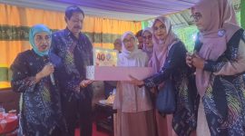 Momen Anniversary 40 tahun pernikahan Prof. Dr. Ir. Wahyuddin Latunreng, MM, MBA dengan Andi Ernie Haswiaty, putri dari H. Andi Parojai dengan Andi Mahyang binti Petta Lolo Jenrung bin Petta Bau Tumba bin La Oddang Pero, Arung Matoa Wajo ke-44.