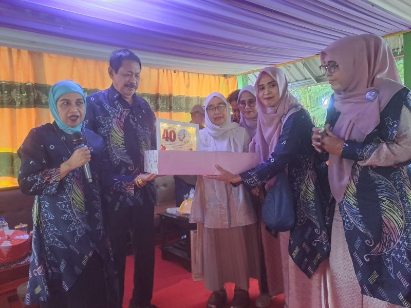 Momen Anniversary 40 tahun pernikahan Prof. Dr. Ir. Wahyuddin Latunreng, MM, MBA dengan Andi Ernie Haswiaty, putri dari H. Andi Parojai dengan Andi Mahyang binti Petta Lolo Jenrung bin Petta Bau Tumba bin La Oddang Pero, Arung Matoa Wajo ke-44.