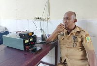 Kadis Dinsos Sinjai, Muhammad Idnan Saat mencoba alat komunikasi jaringan Radio Amatir Penduduk Indonesia (RAPI) untuk penanganan bencana.