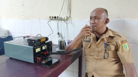 Kadis Dinsos Sinjai, Muhammad Idnan Saat mencoba alat komunikasi jaringan Radio Amatir Penduduk Indonesia (RAPI) untuk penanganan bencana.