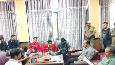 PJ Sekda Sinjai dan Kadis PUPR Saat Menerima Demonstrasi Pemuda Desa Terasa Sinjai Barat Soal Infrastruktur Jalan di Kampungnya. (Foto: Asrianto)