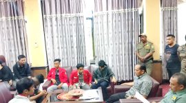 PJ Sekda Sinjai dan Kadis PUPR Saat Menerima Demonstrasi Pemuda Desa Terasa Sinjai Barat Soal Infrastruktur Jalan di Kampungnya. (Foto: Asrianto)