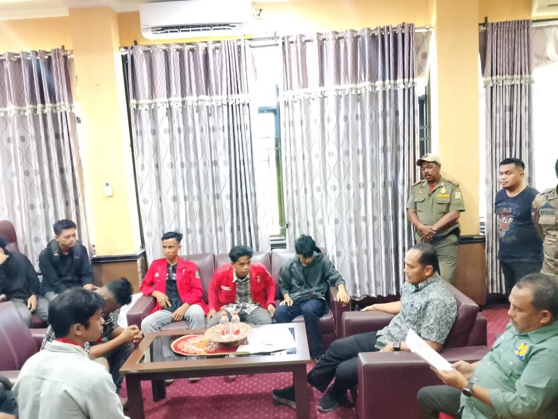 PJ Sekda Sinjai dan Kadis PUPR Saat Menerima Demonstrasi Pemuda Desa Terasa Sinjai Barat Soal Infrastruktur Jalan di Kampungnya. (Foto: Asrianto)